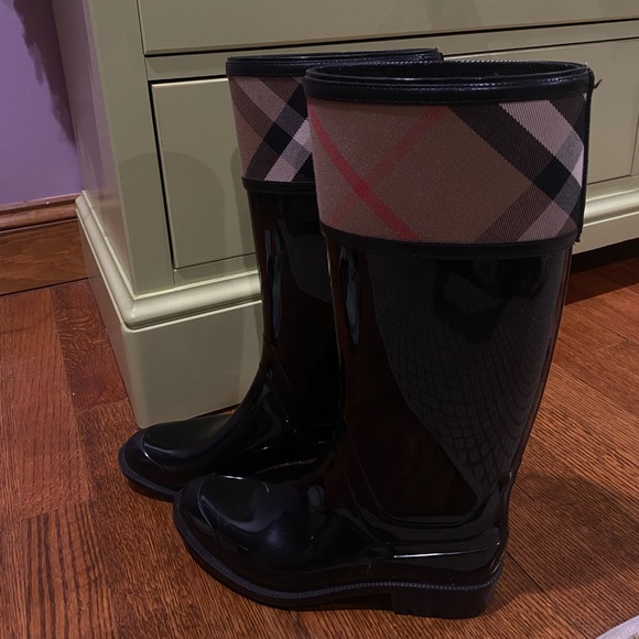 BURBERRY
Nova Check Pattern Rubber Rain Boots - Picture 2 of 7